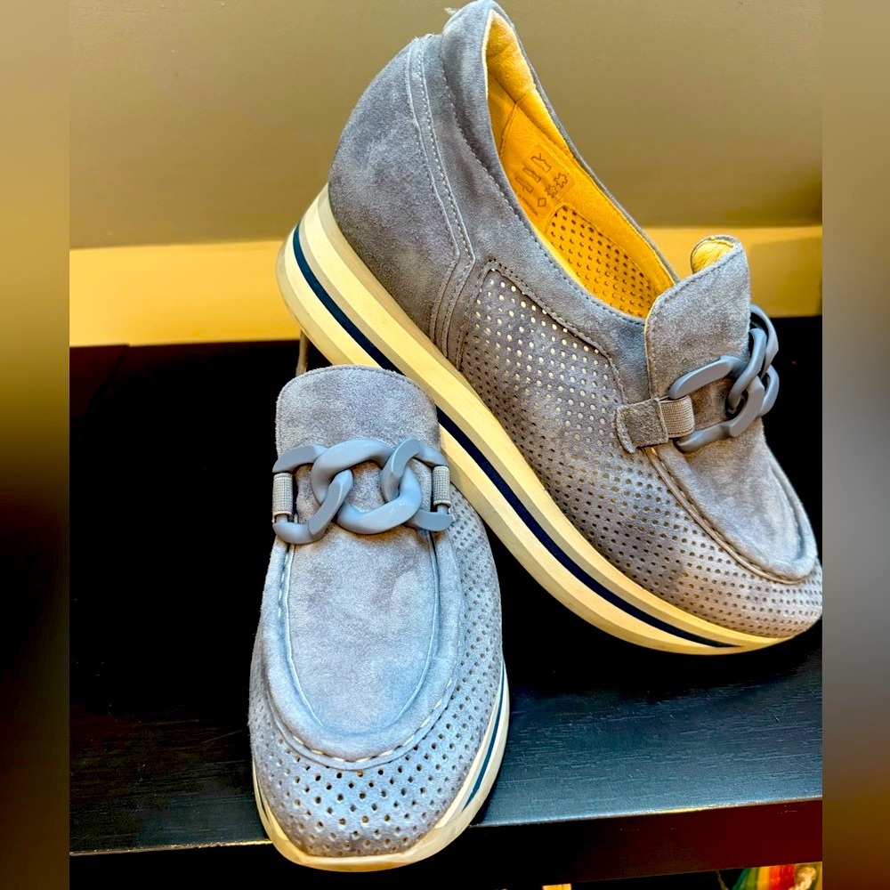 Cassie Sneaker size 40 (9US) in color Denim
Wore 1X. Excellent condition